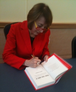 cathy davidson signing her book, now you see it